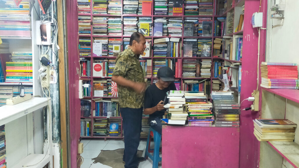 Buku Kiri Pasar Buku Wilis Malang 