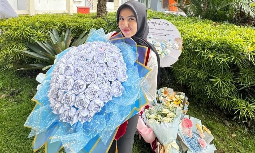 kerajinan buket bunga wisuda dari kertas bekas