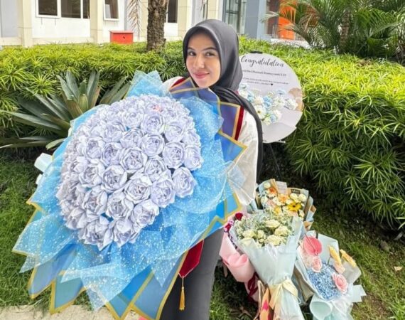 Inspirasi Kerajinan Buket Bunga dari Limbah Kertas Skripsi