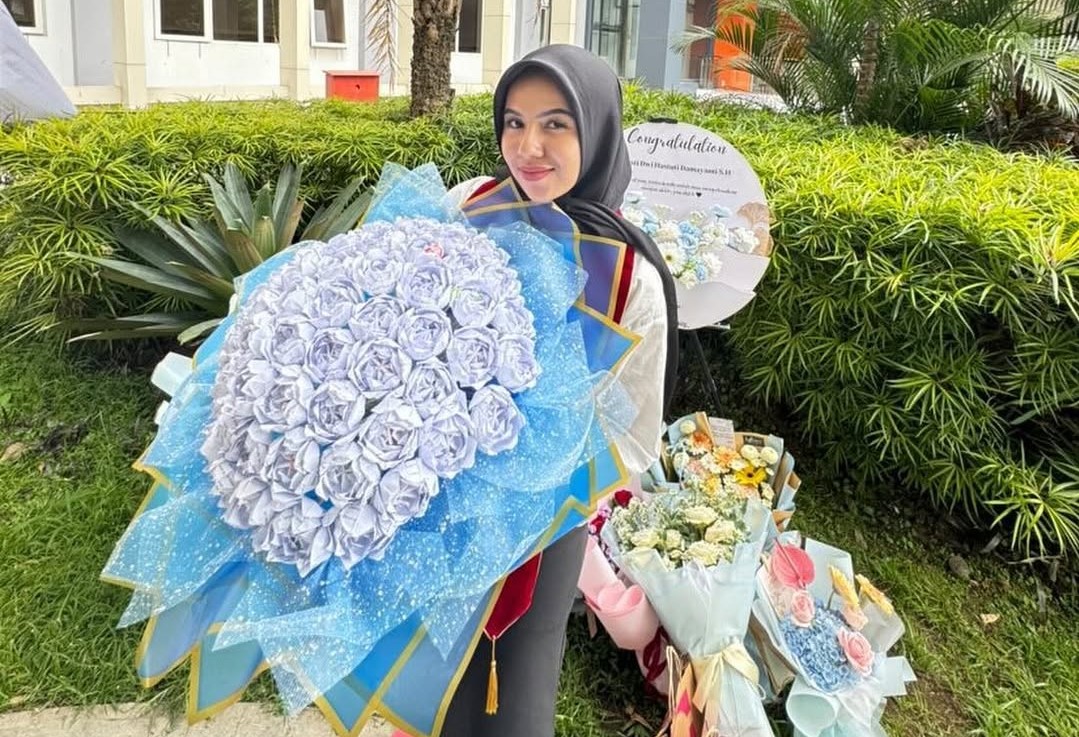 kerajinan buket bunga wisuda dari kertas bekas