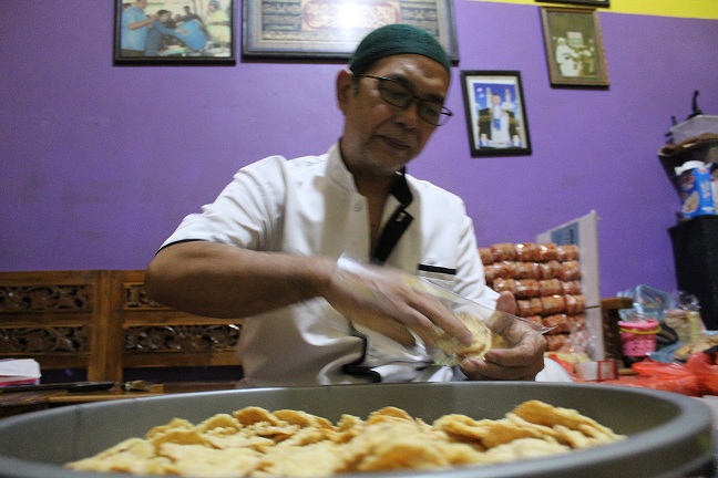 Pemilik keripik tempe Dua Karunia M. Arif Sofyan Hadi mengemas keripik tempe di rumahnya. Eko Widianto/ DeMalang.ID