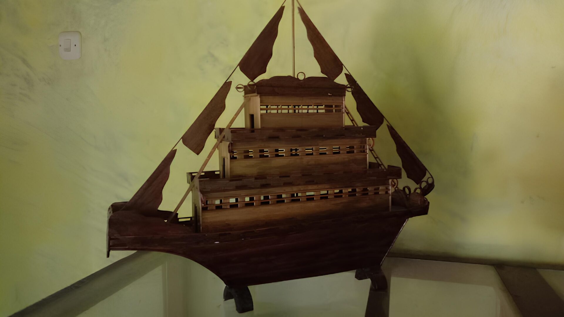 miniatur kapal dari bambu