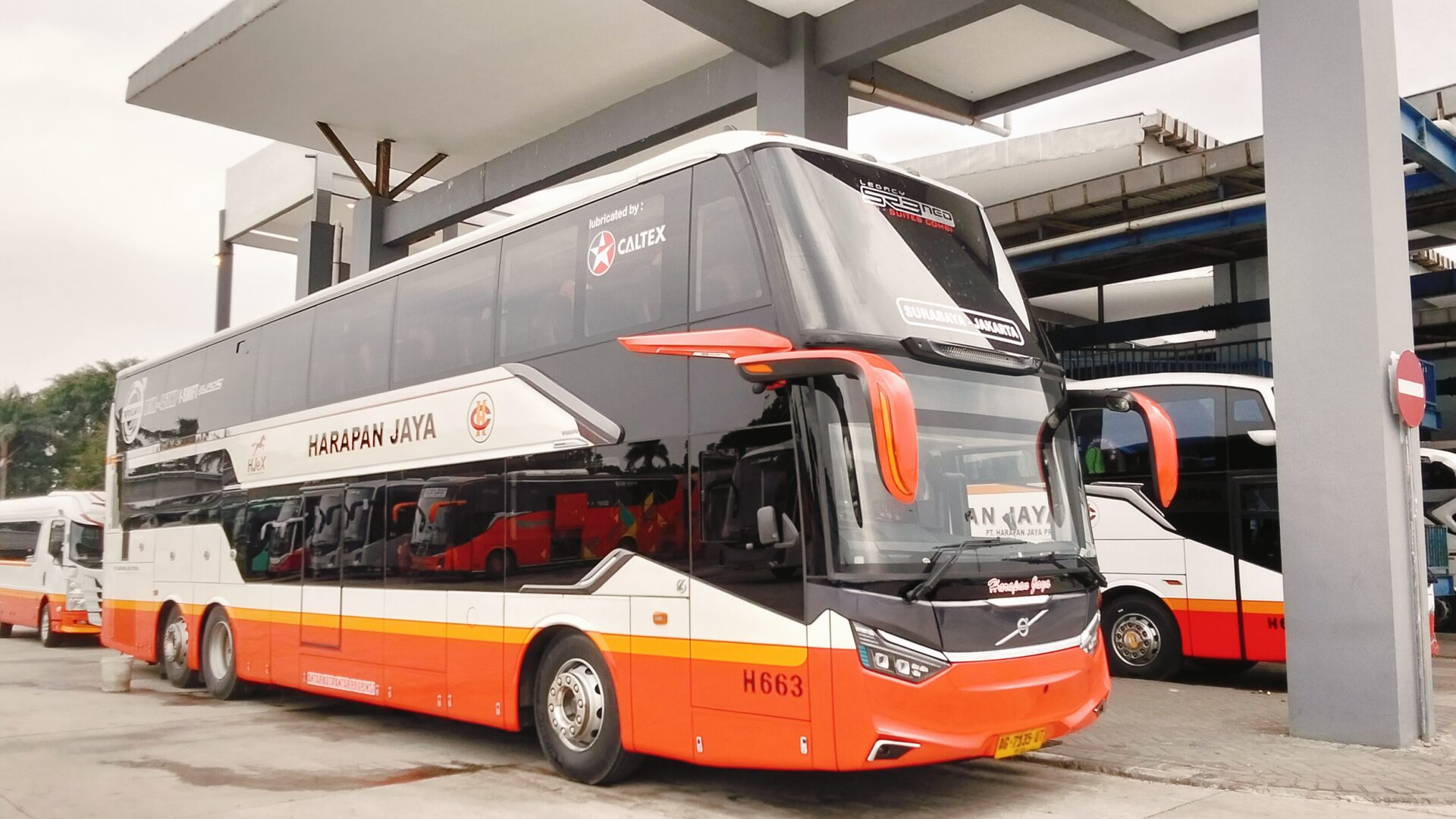 bus harapan jaya triple decker