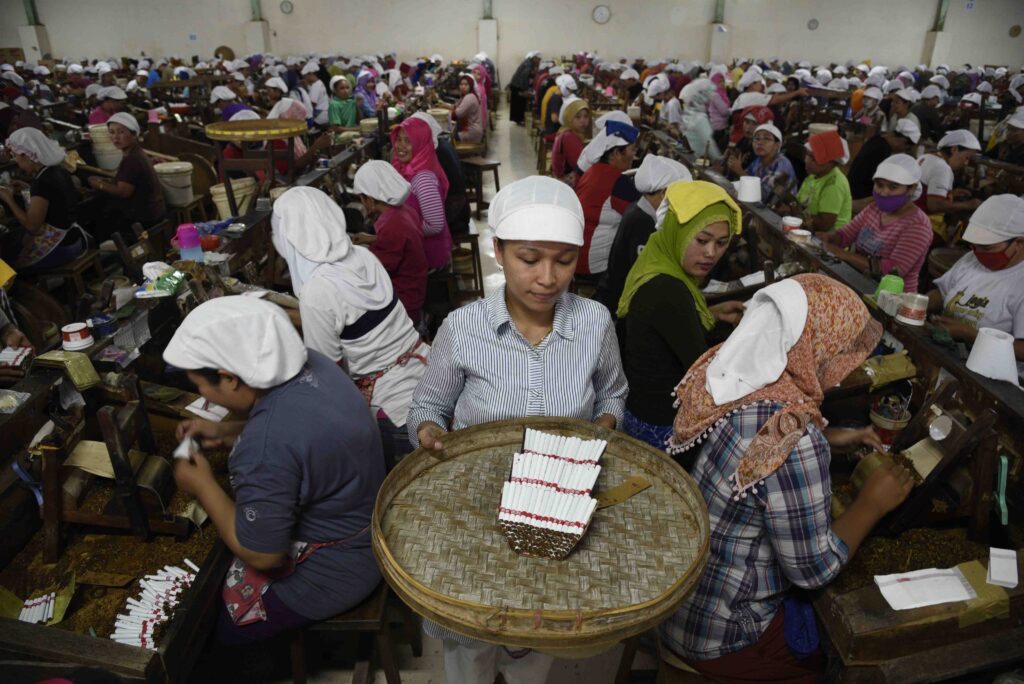 pekerja rokok kretek tangan di Malang