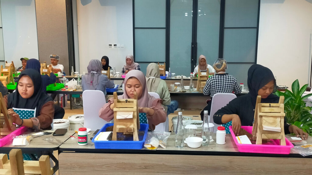 buruh linting rokok kretek di Malang