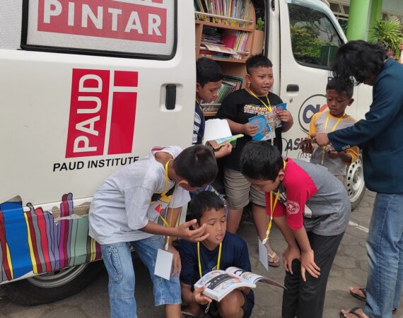 Bermain dan Belajar di Kemah Literasi Kanaka